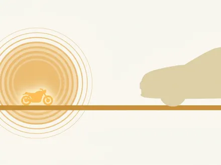 極簡幾何插畫：畫面左側一個小小的機車輪廓卻向外散發巨大的金色光暈（象徵二輪才是真正的獲利引擎），右側一個大而黯淡的汽車輪廓（象徵四輪營收龐大但獲利微薄），兩者立於同一條水平線上形成強烈對比。莫蘭迪色系、暖米白背景、大量留白、flat design、無文字。